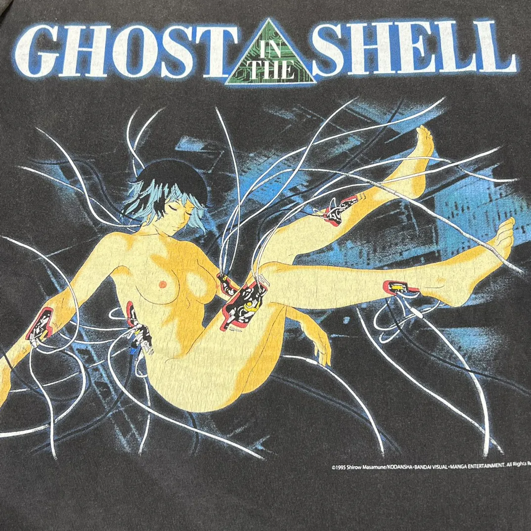 SAINT Mxxxxxx × GHOST IN THE SHELL Ghost in the Shell GS_LS TEE/GITS/BLK Big IP Ghost in the Shell co-branded model Sleeping Motoko Kusanagi Retro distressed long sleeves Washed black S-XL Ready-to-wear Assute dyeing Full-body spray fade/replacement fade Correct accessories Joint LOGO wash mark/main mark/cherub mark Super complex printing replica The drawing/pattern making cycle is very long and the hand graffiti is dirty.